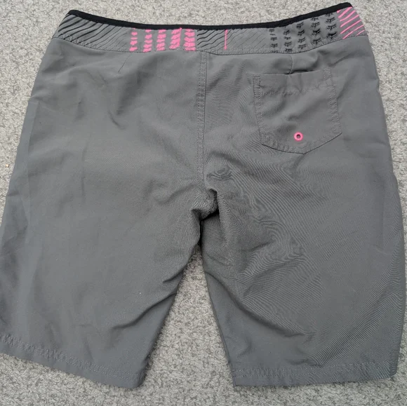 Fox Gray and Pink Cargo Shorts with Stylish Accents - Picture 7 of 9